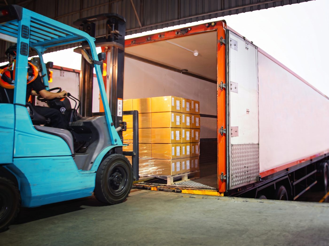 Grúa horquilla cargando pallets en un camión de Fret