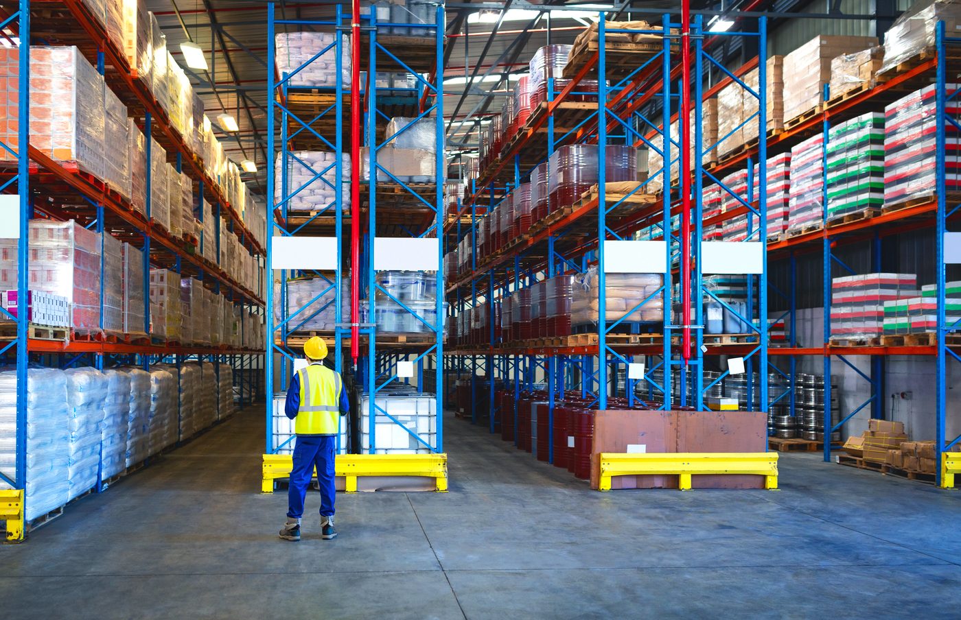 Operario revisando el inventario de una bodega